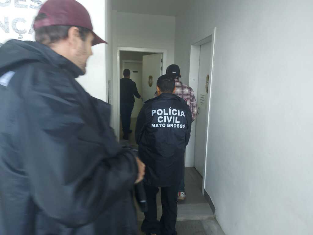 Foto: Polícia Civil (Divulgação) - Em Santa Maria, suspeito de envolvimento com grupo criminoso foi preso e levado à Delegacia de Polícia de Pronto Atendimento