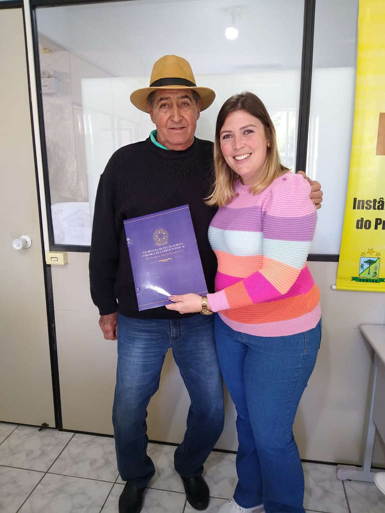 Secretaria de Assistência Social entrega escrituras a moradores atingidos por enxurrada em 2018 em Zortéa