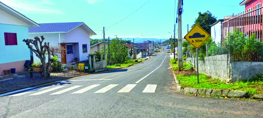 Diretoria de Trânsito de Capinzal executas a sinalização horizontal de diversas ruas da Vila 7 de Julho