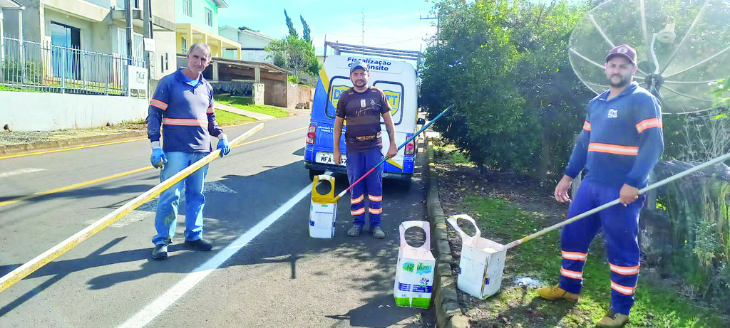 Diretoria de Trânsito de Capinzal executas a sinalização horizontal de diversas ruas da Vila 7 de Julho