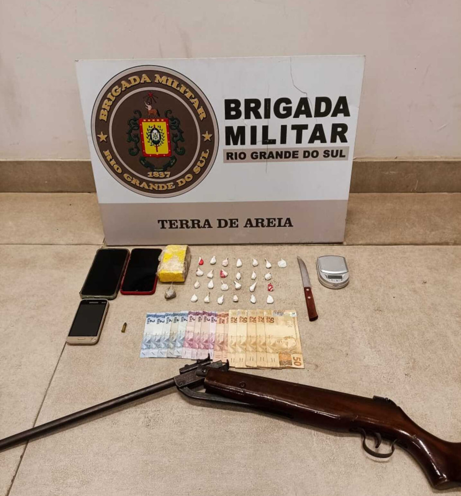 POLICIA PRENDE TRÊS HOMENS COM DROGAS E UMA ESPINGARDA EM TERRA DE AREIA