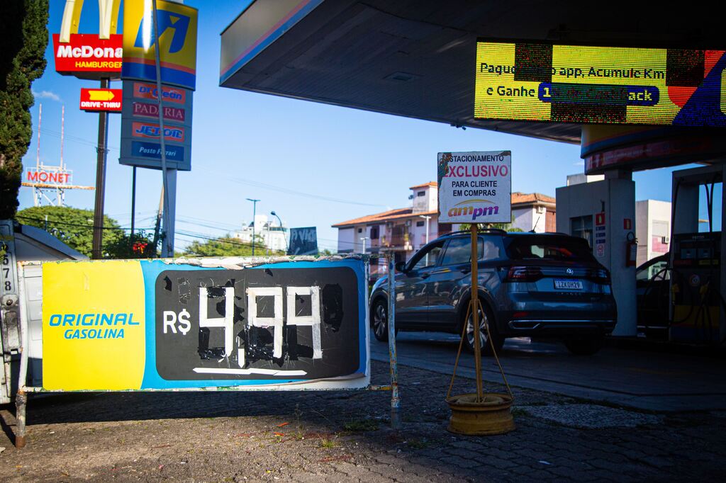 Maioria dos postos não repassou alta durante o dia, mas gasolina mais cara subiu a R$ 5,89 em Santa Maria