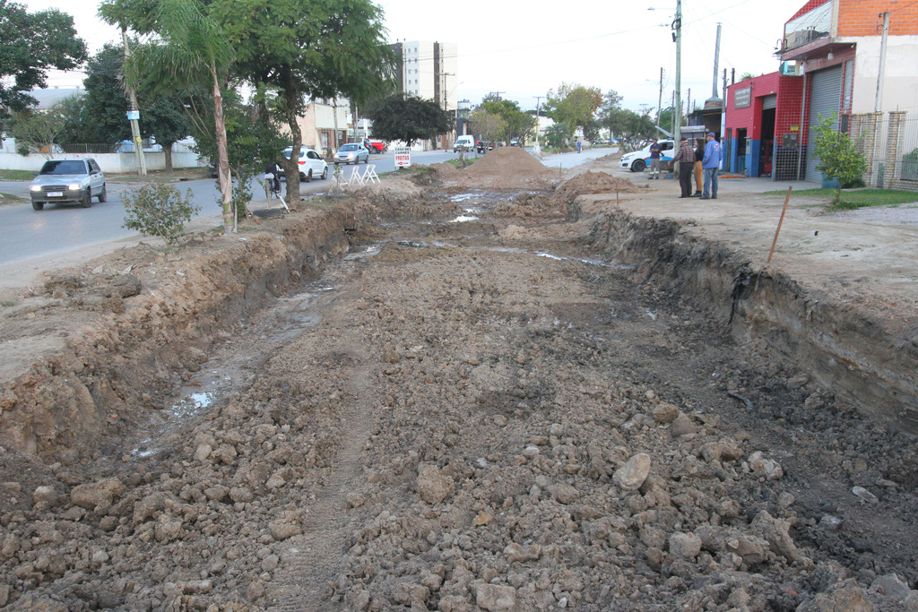 Foto: Carlos Queiroz - DP - Prefeitura diz que não há previsão para retomar as obras