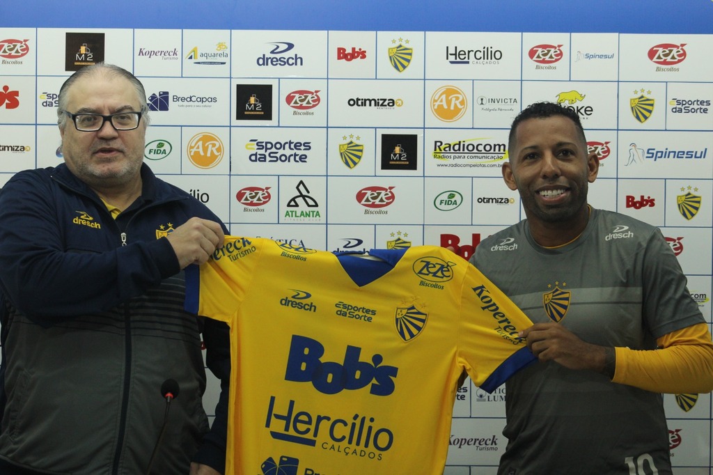 Foto: Lucas Canez - AI ECP - Aos 36 anos, jogador posou para foto com a camiseta azul e ouro ao lado do diretor de futebol, Marcelo Chamega