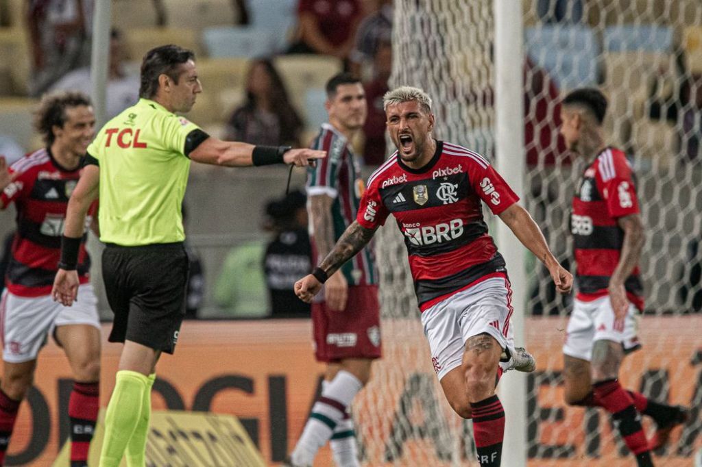 Flamengo bate Fluminense para seguir vivo na Copa do Brasil