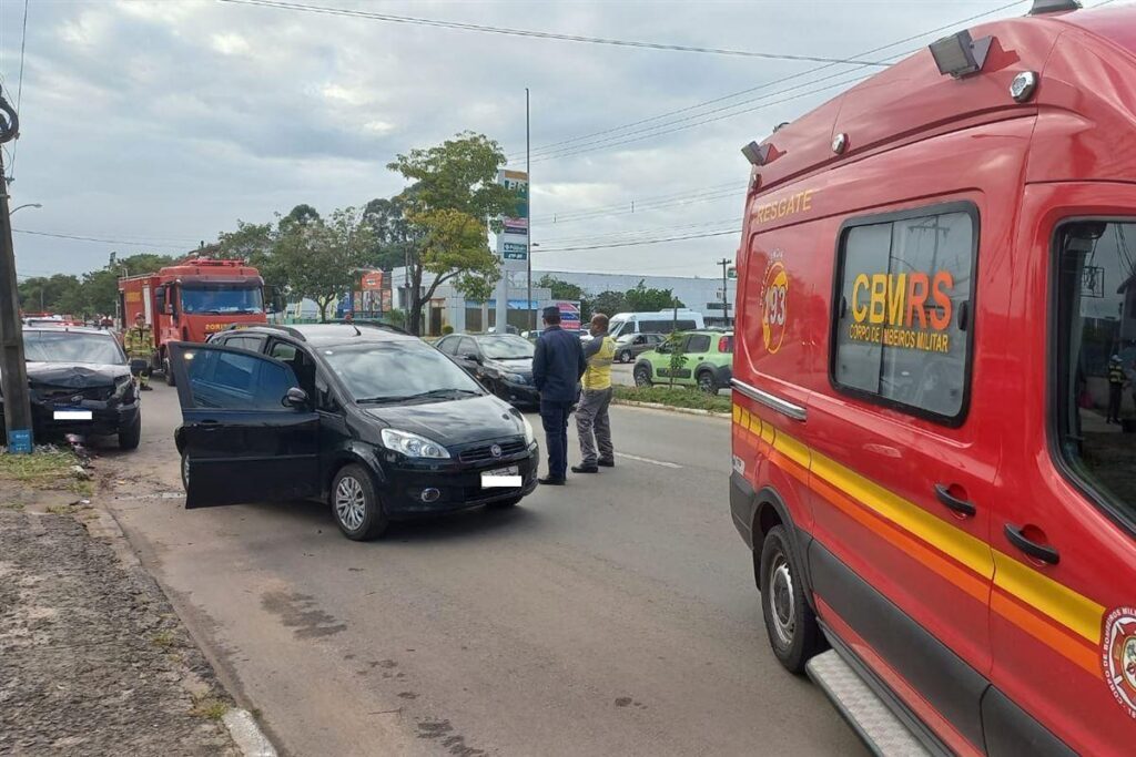 Motorista perde o controle do carro, colide em outro veículo e em poste na região oeste de Santa Maria