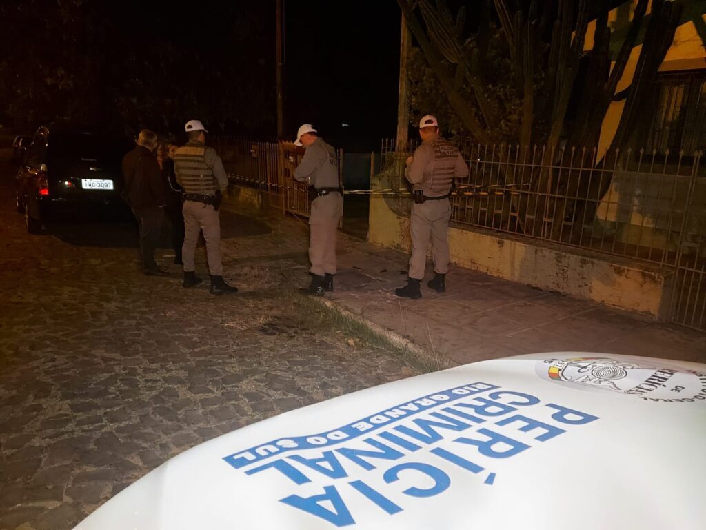 Investigado por executar homem a facadas em Santa Maria se apresenta à Polícia Civil 