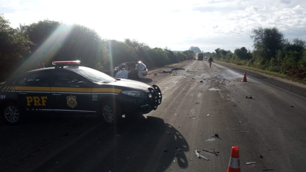 Motorista de 27 anos morre em acidente entre carro e ônibus na BR-290 em Rosário do Sul