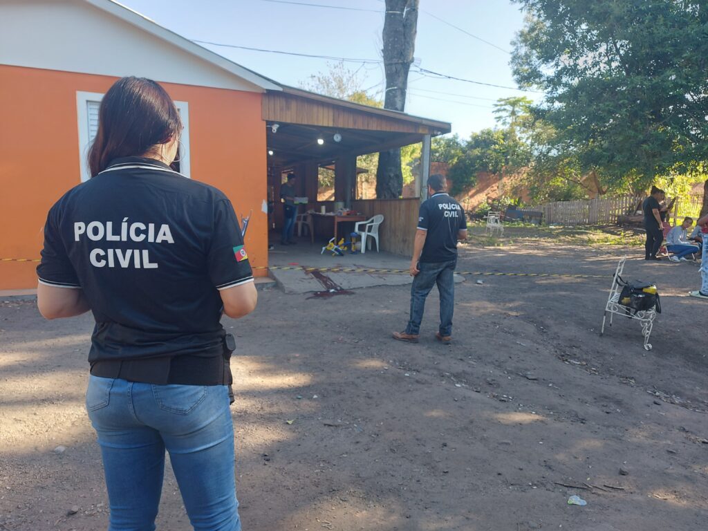 Dois irmãos são executados com tiros na cabeça e outra vítima fica ferido no Beco da Tela