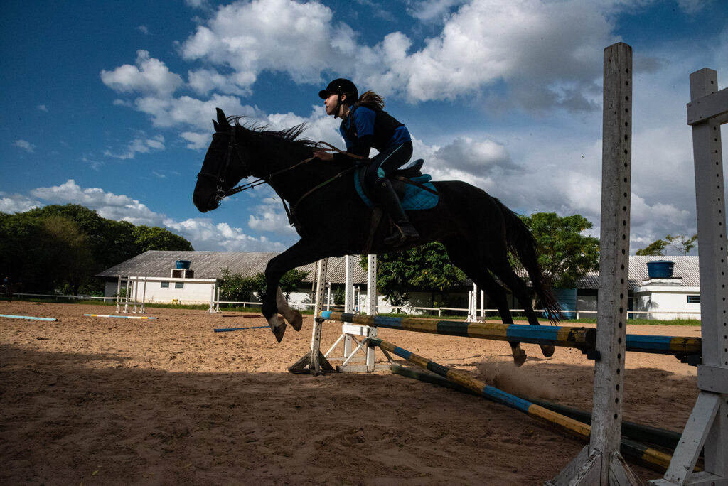 Há 63 anos escola de equitação une saúde física, mental e contato com os animais; veja benefícios da prática oferecida pela Equsm