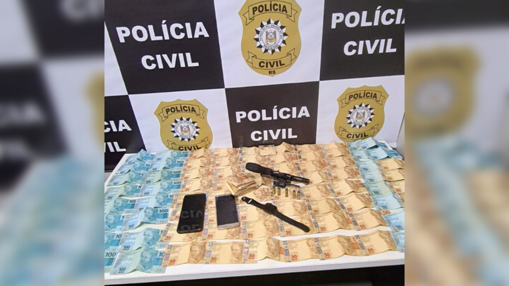 Polícia prende dupla e apreende R$ 11 mil e arma em Santa Maria