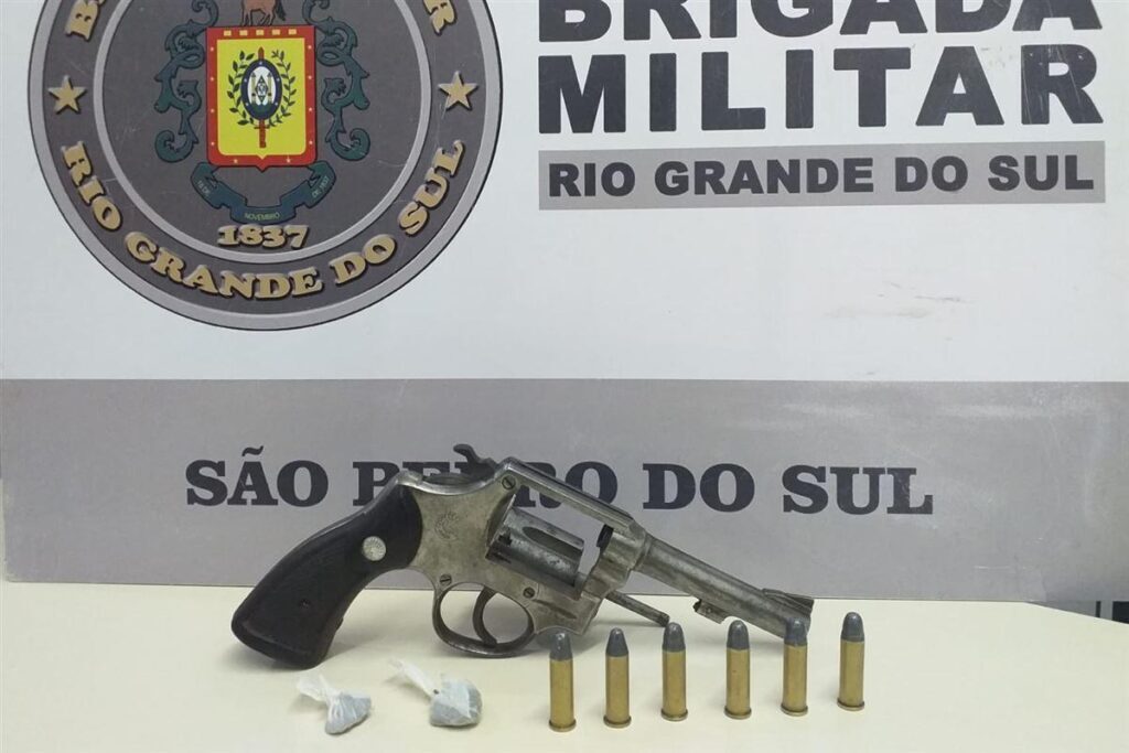 Homem é preso por porte ilegal de arma e tráfico em São Pedro do Sul