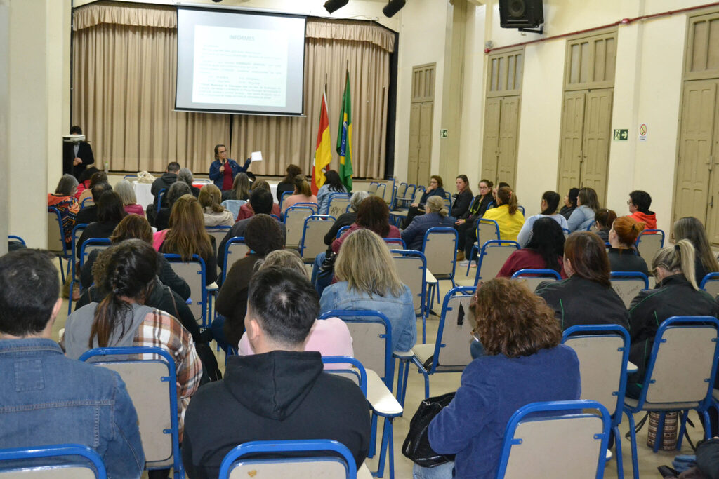 Professores da rede municipal definem datas de paralisações da categoria; classe diz não haver perspectiva positiva para pagamento do piso