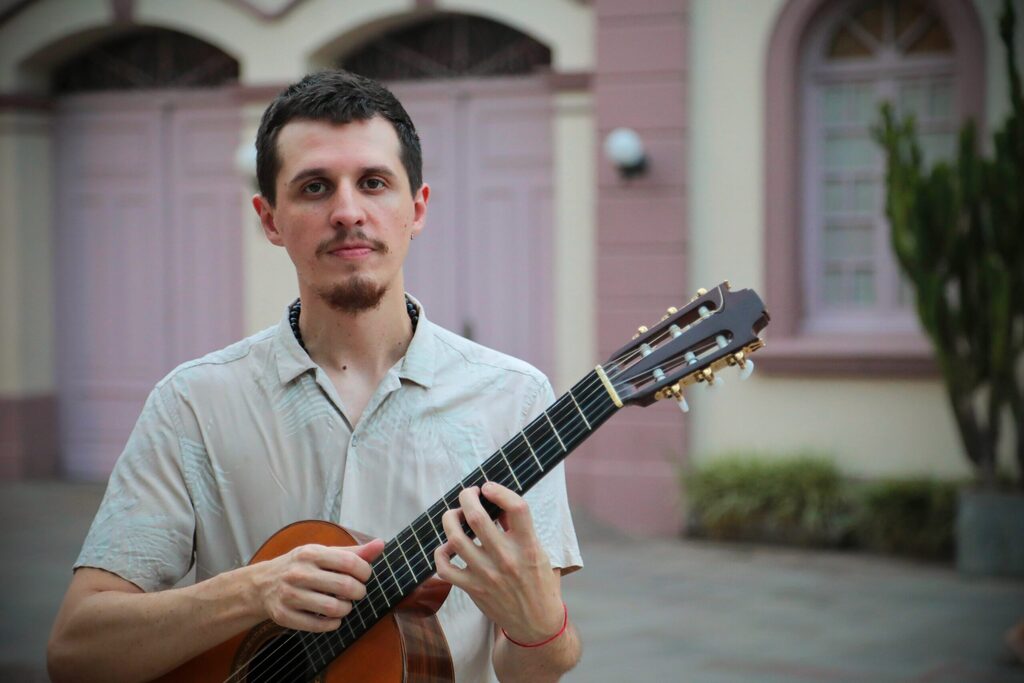 Tributos: Gabriel Opitz abre a programação com samba e choro no Treze de Maio