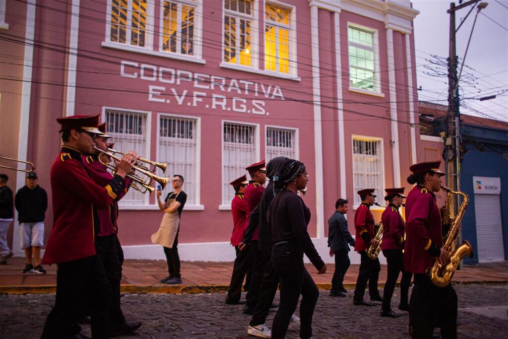 Banda do Colégio Manoel Ribas desfila pelas ruas da Vila Belga