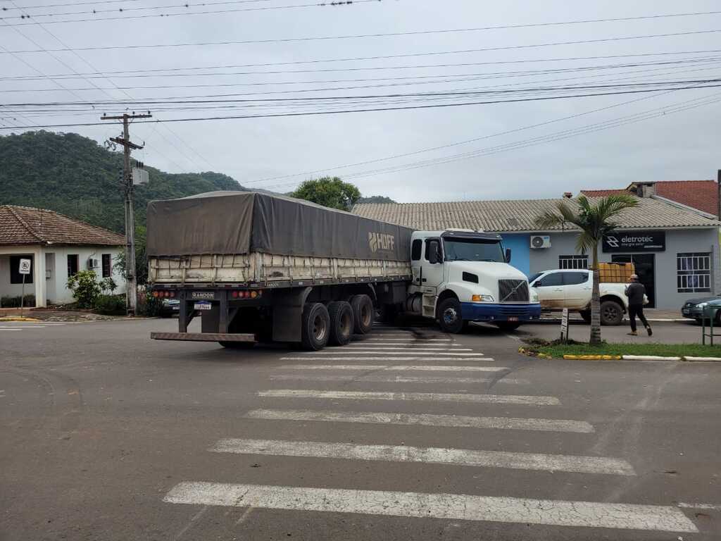 VÍDEO: caminhão desgovernado atinge carro, agência bancária e casa em cidade da região