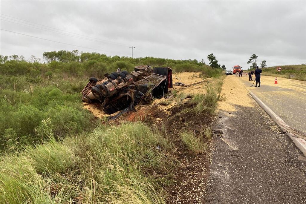 Motorista fica preso nas ferragens após veículo tombar na BR-287