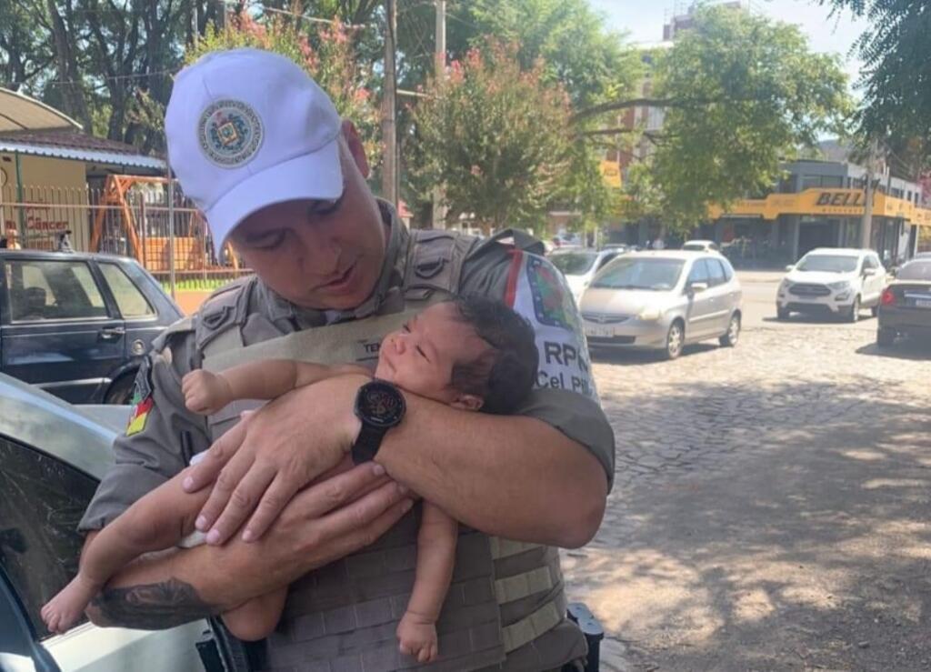 Brigada Militar salva bebê engasgada em Santa Maria