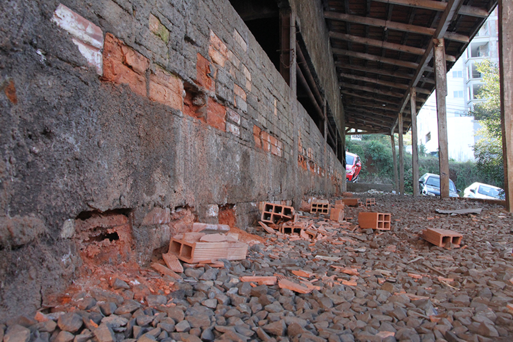  - Churrasqueiras e a casa da salga devem ser desmanchadas e reconstruídas