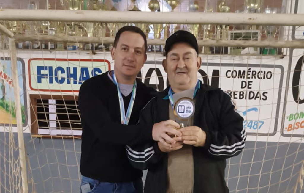  - Ademir, da Apae, ganhou troféu no paradesporto