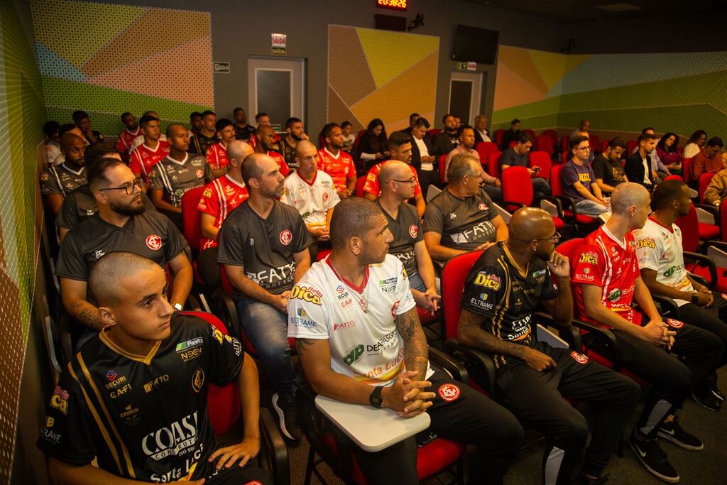 Inter-SM apresenta jogadores e novo uniforme