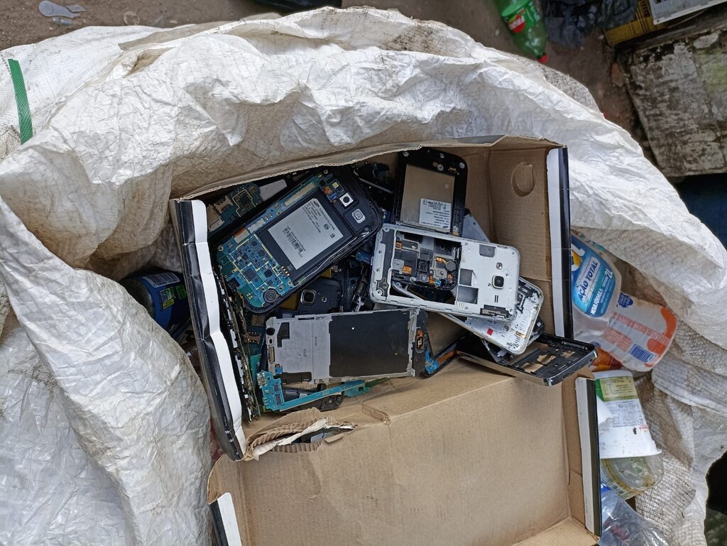 Operação de combate a roubo e comércio ilegal de celulares apreende equipamentos em lojas e reciclagens de Santa Maria