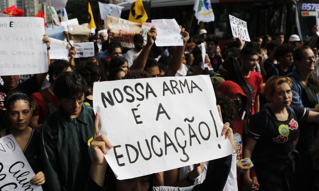 Fernando Frazão/Agência Brasil - São Paulo (SP), 15/03/2023 - Estudantes secundaristas protestam pedindo a revogação do Novo Ensino Médio, na Avenida Paulista. Foto: Fernando Frazão/Agência Brasil