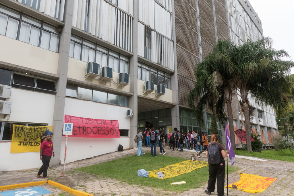 ‘Nossa proposta não é excluir o Sisu, mas que a universidade não perca a autonomia’, diz reitor da UFSM em reunião com estudantes