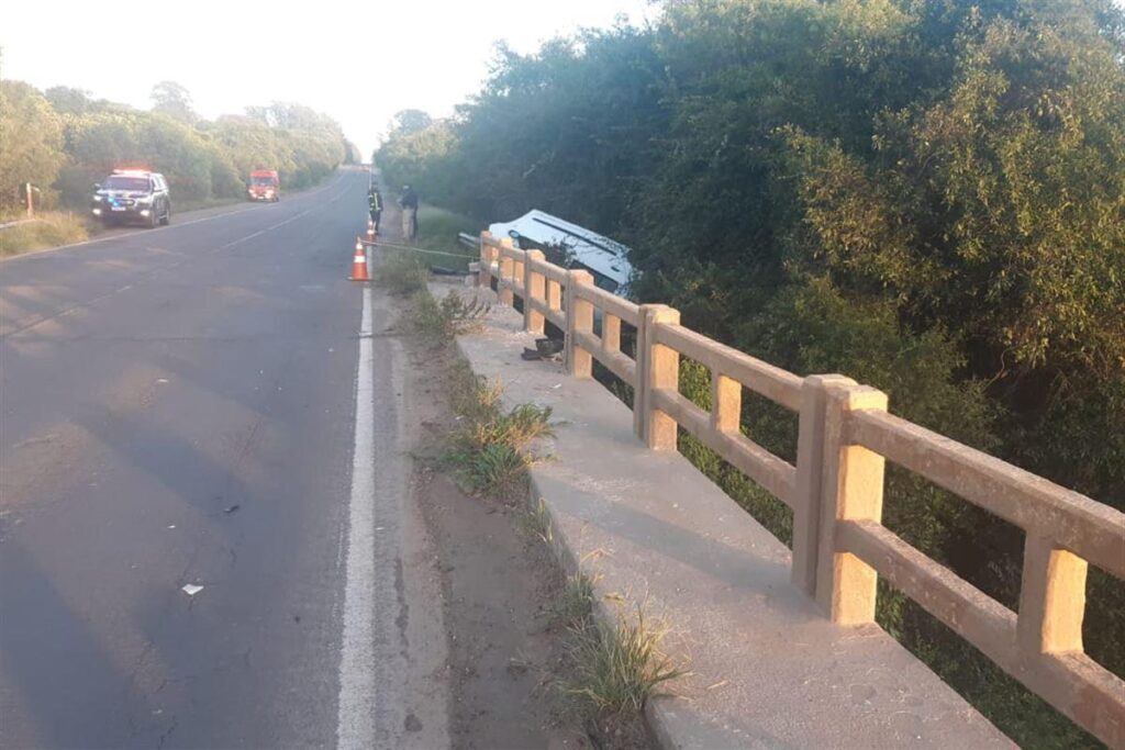 Jovens morrem ao colidirem veículo contra ponte em São Gabriel