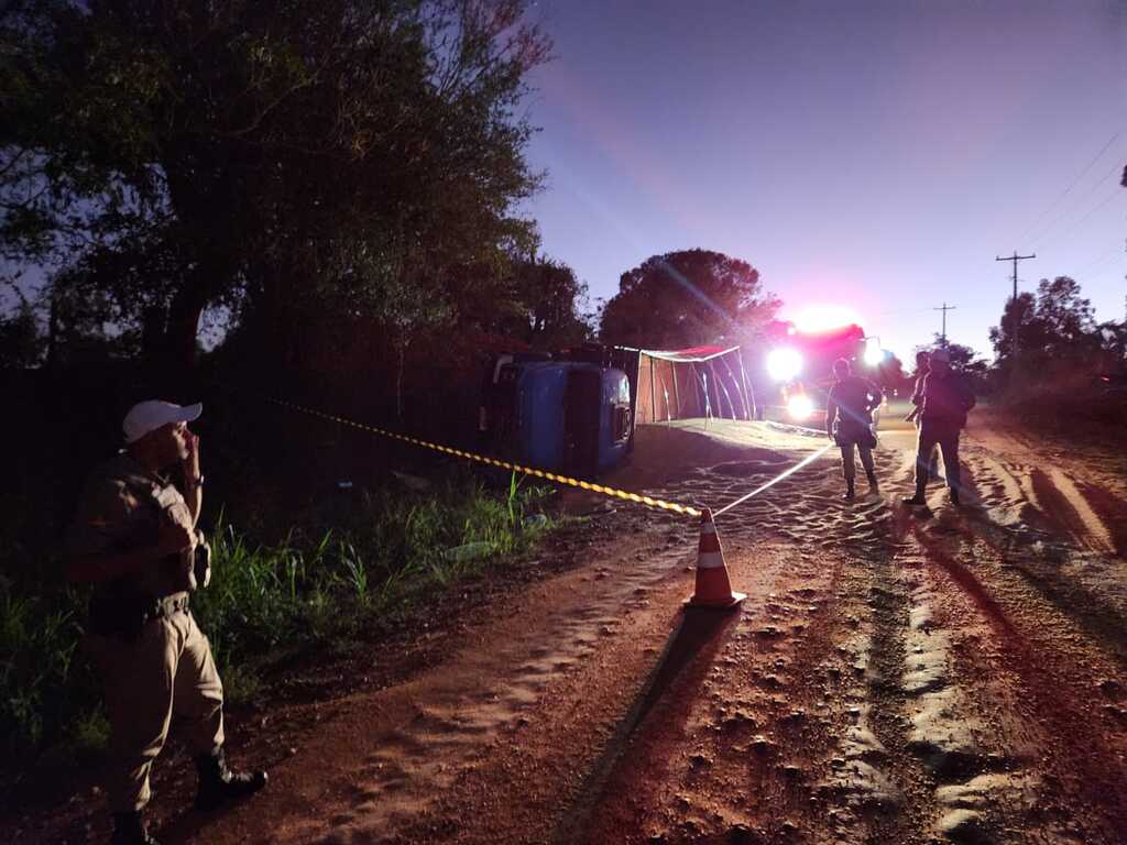 Motorista morre após caminhão perder controle tombar em São Sepé