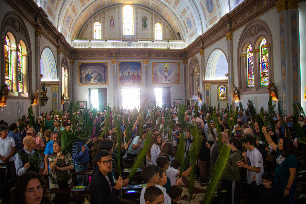 Domingo de Ramos: dezenas de fiéis celebram o início da Semana Santa na cidade