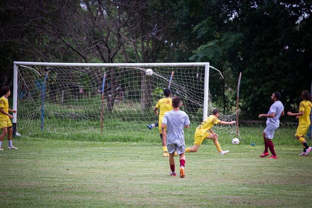 Jogo-treino entre profissional e base marca a sexta-feira do Inter-SM