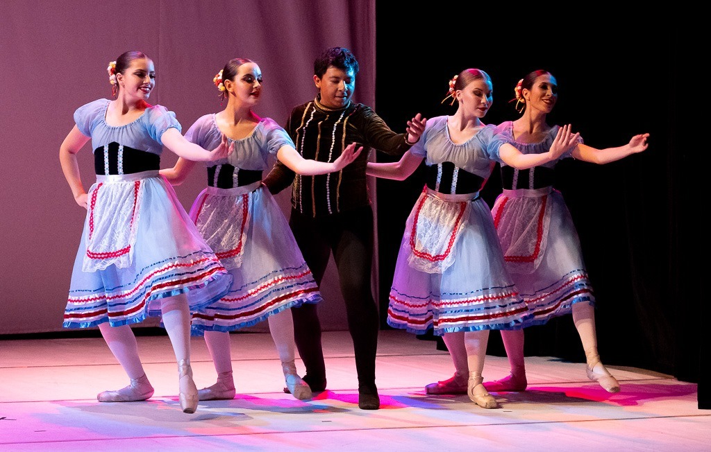 Projeto social “Dançando Para Educar” realiza aula inaugural na Escola de Ballet Ivone Freire