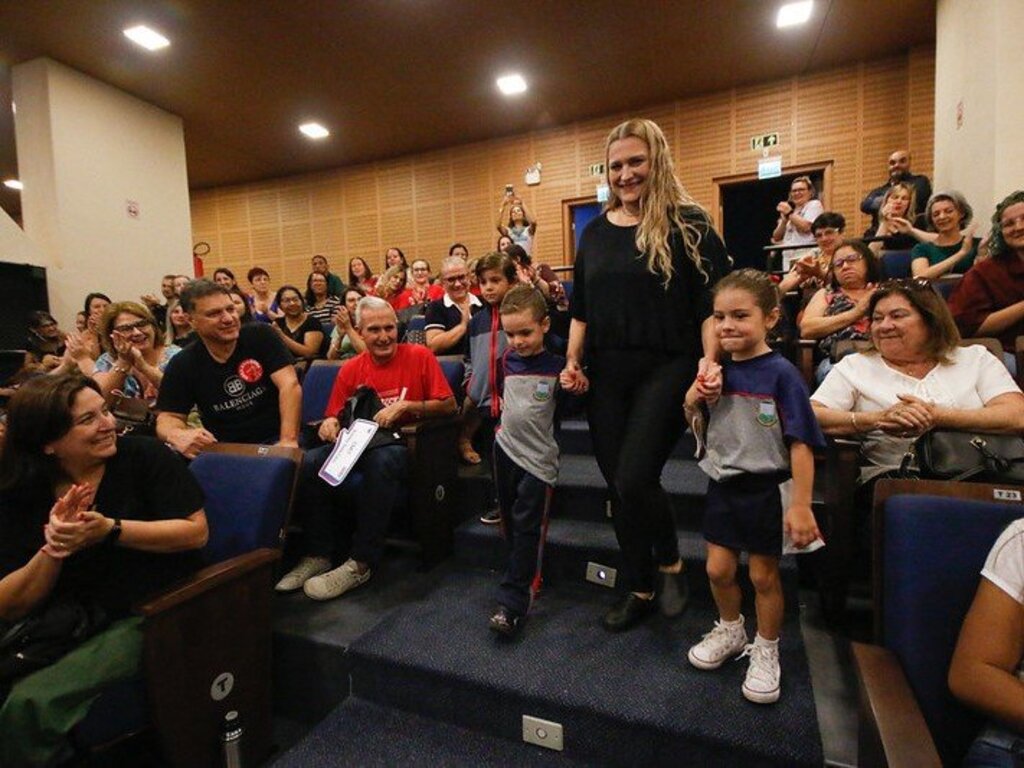 Novos modelos de uniformes da rede municipal de ensino são apresentados na Parada de Formação