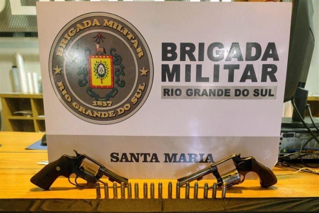 Dupla é presa com arma e munições no Beco da Tela em Santa Maria