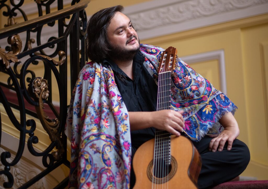“Esperançar”: Yamandu Costa, vencedor do Grammy Latino, se apresenta no Theatro Treze de Maio