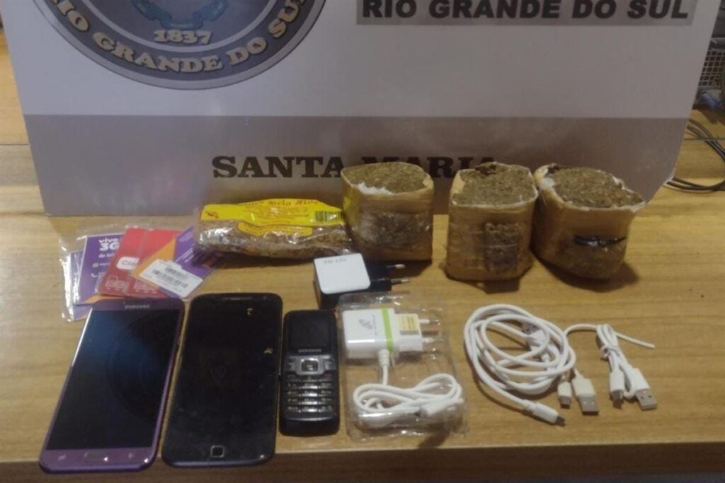 Jovem é flagrado com drogas e celulares próximo ao presídio em Santa Maria