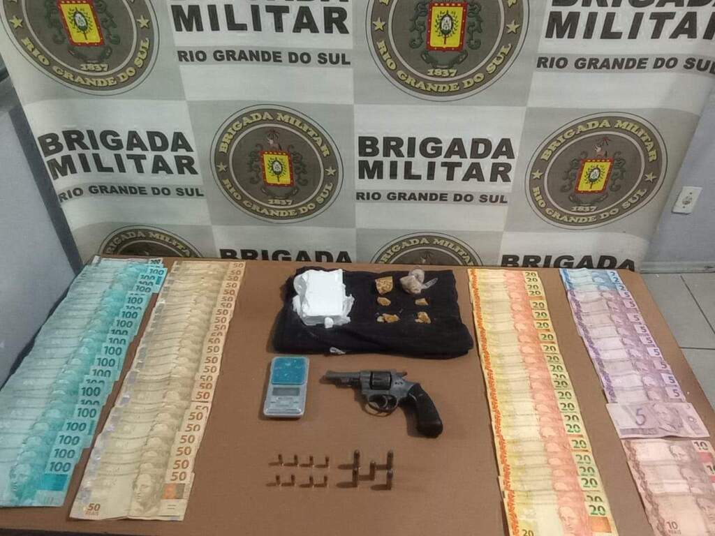Divulgação BM - Apreensões renderam mais de R$ 6 mil em dinheiro, além de armas, munições e drogas