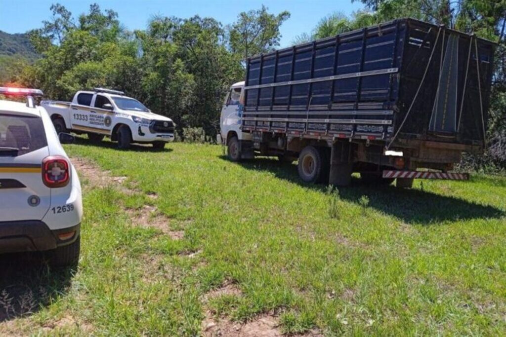 Jovem é indiciado por fazer reféns para roubar caminhão e R$ 40 mil em Agudo