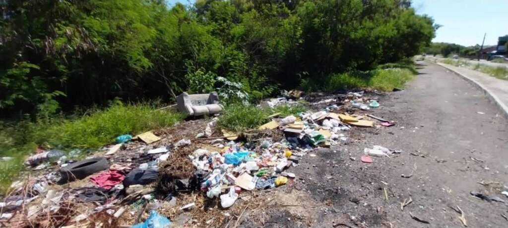 Mais de 300 toneladas de lixo são retiradas do entorno da Avenida Maestro Barbosa Ribas