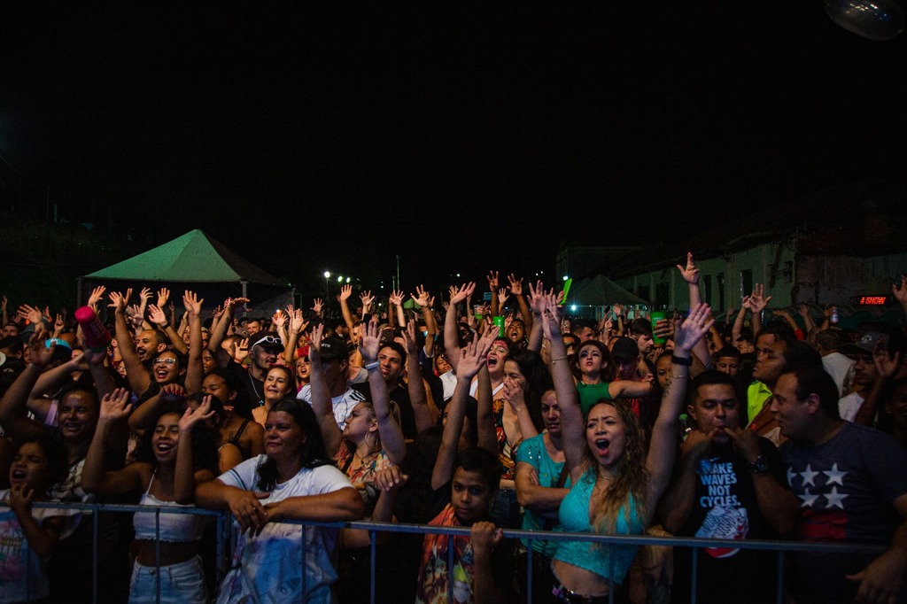 Músicas conhecidas pela galera embalaram a terceira noite da Calourada na Gare