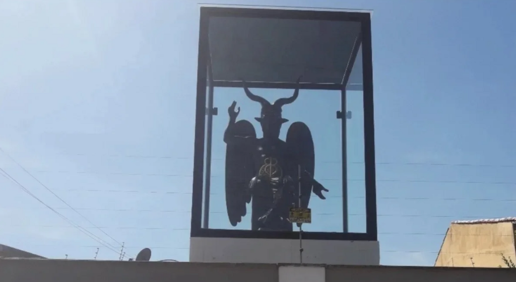 Estátua de Belzebu em frente de casa em Alvorada viraliza nas redes sociais