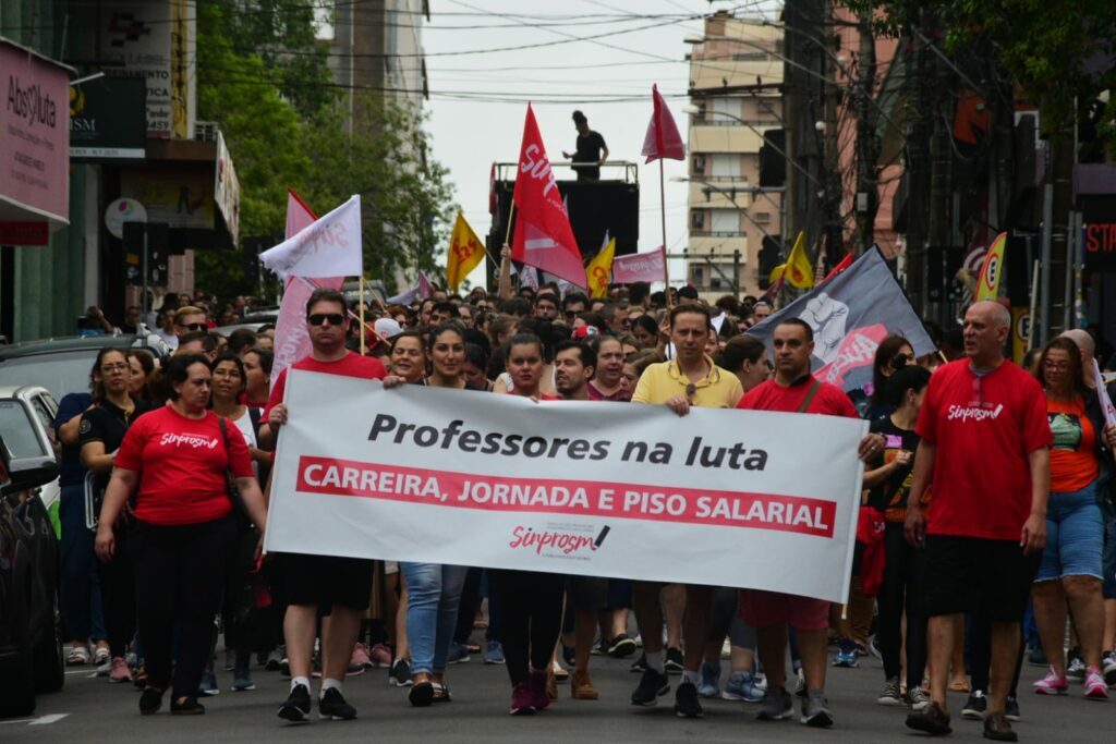 Professores da Rede Municipal fazem manifestação por reajuste emergencial do piso salarial