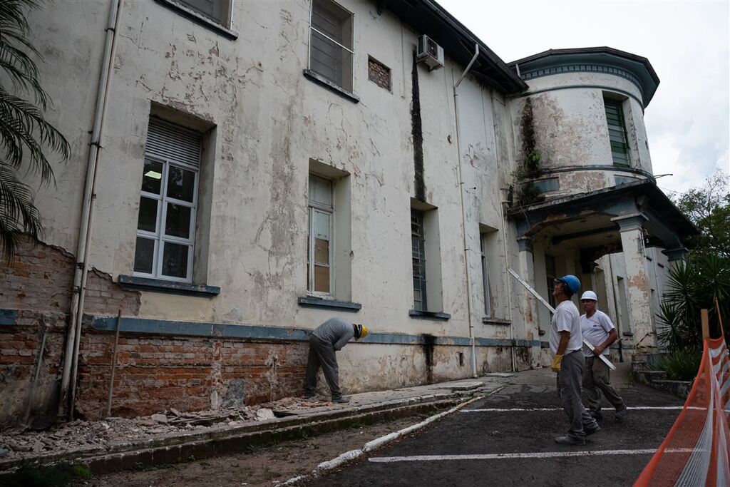 Começa a obra na fachada da Casa de Saúde