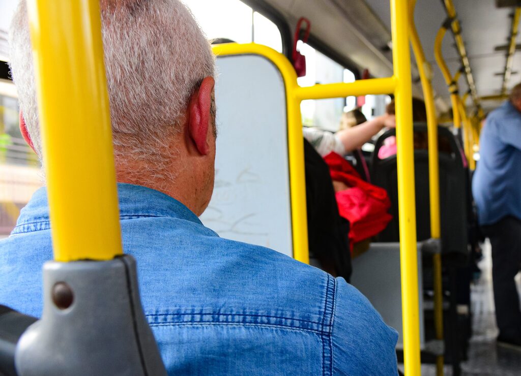 Idoso é vítima de assalto ao descer de ônibus em Santa Maria