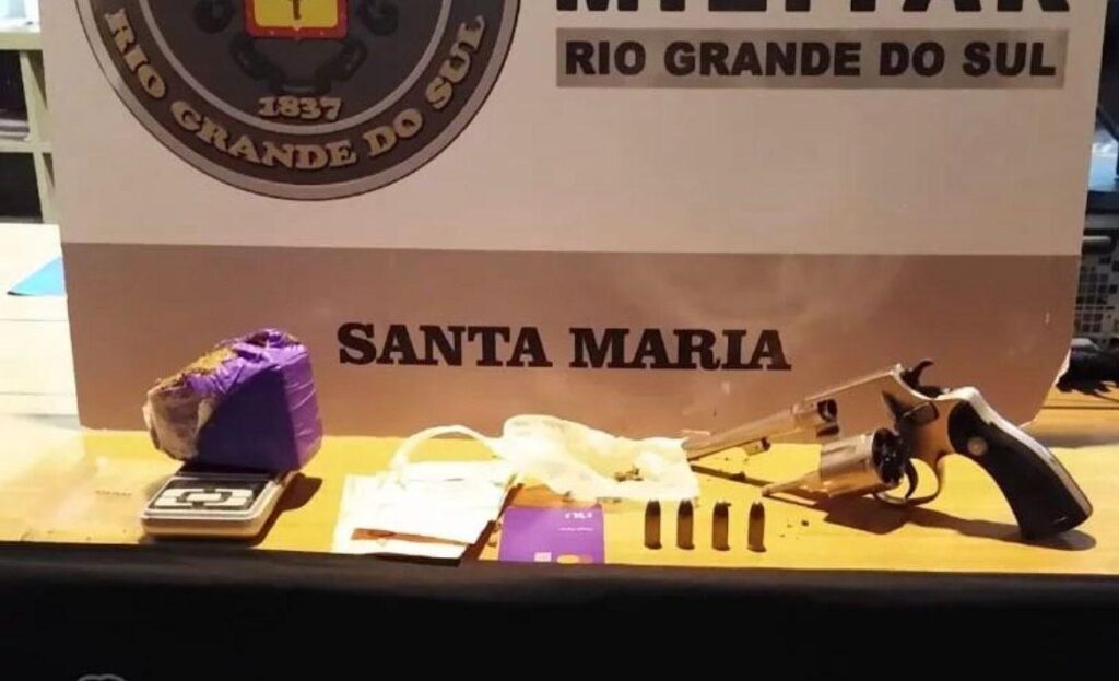 Brigada Militar apreende arma e drogas no Bairro Campestre do Menino Deus em Santa Maria