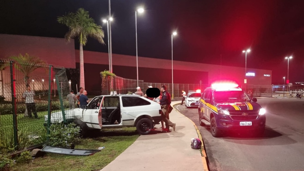 Mulher é detida por embriaguez ao socorrer a irmã, que colidiu contra muro de shopping em Santa Maria