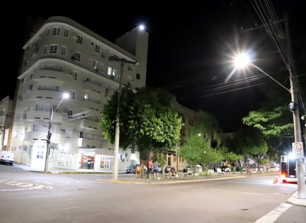 Troca de luminárias na Avenida Rio Branco muda a rotina de moradores e comerciantes de Santa Maria