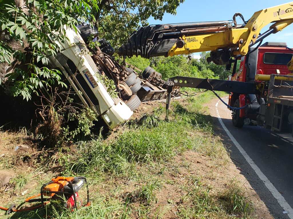 Motorista preso às ferragens é retirado de caminhão 4 horas após acidente na BR-158