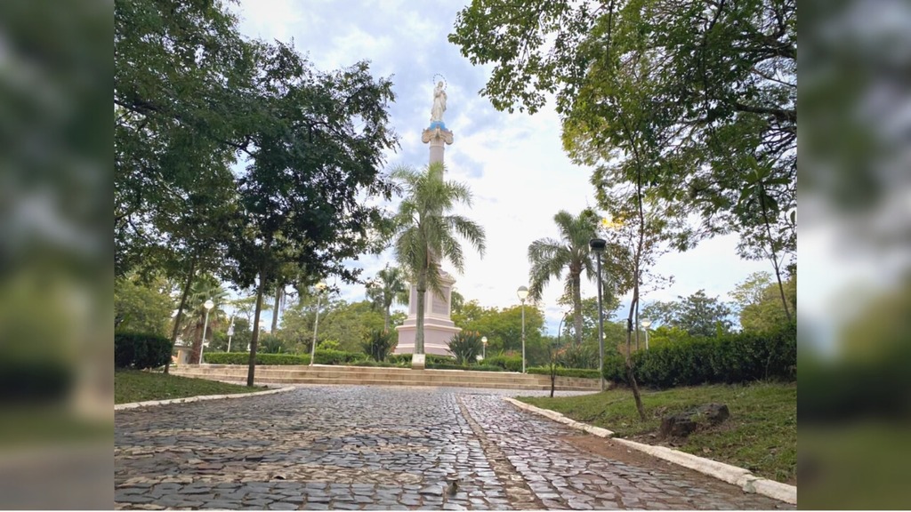 Homem é flagrado se masturbando em praça de cidade da região